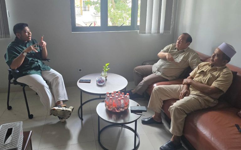 Tampak Direktur Utama Almiqat H.Syahid sedang berbincang serius bersama Direktur Utama Mas Group M.Agus Salim didampingi Kabag.Humas & Kemitraan MAS Group Ust.Rohali.