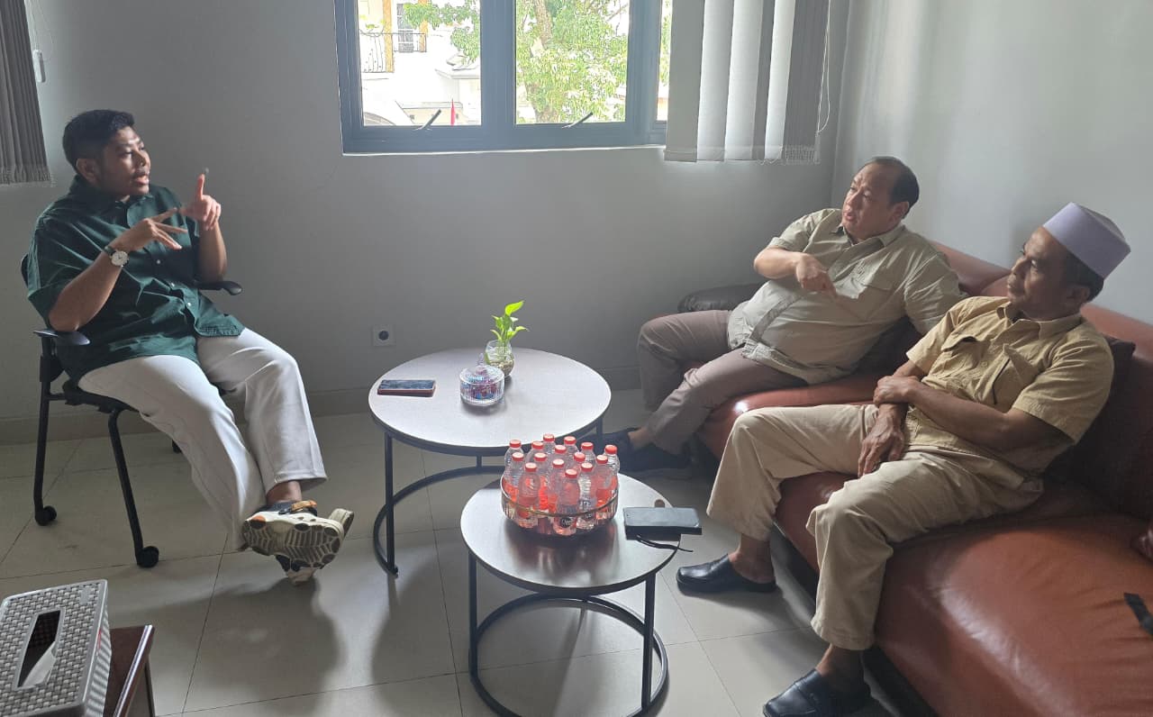 Tampak Direktur Utama Almiqat H.Syahid sedang berbincang serius bersama Direktur Utama Mas Group M.Agus Salim didampingi Kabag.Humas & Kemitraan MAS Group Ust.Rohali.